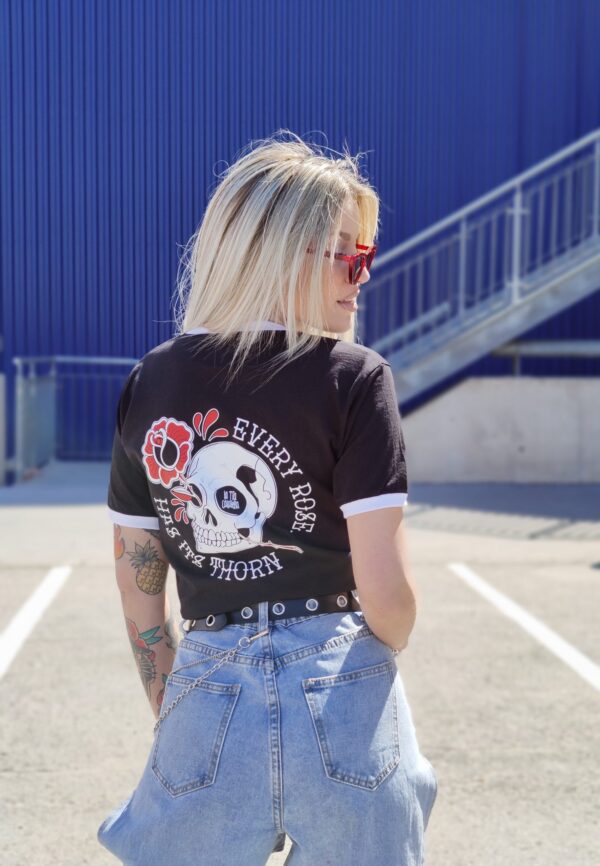 Camiseta unisex "Every rose....has its thorn"
