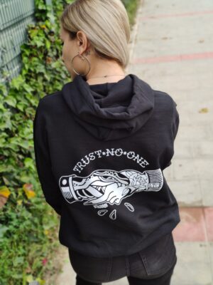 Sudadera unisex "Trust no one"